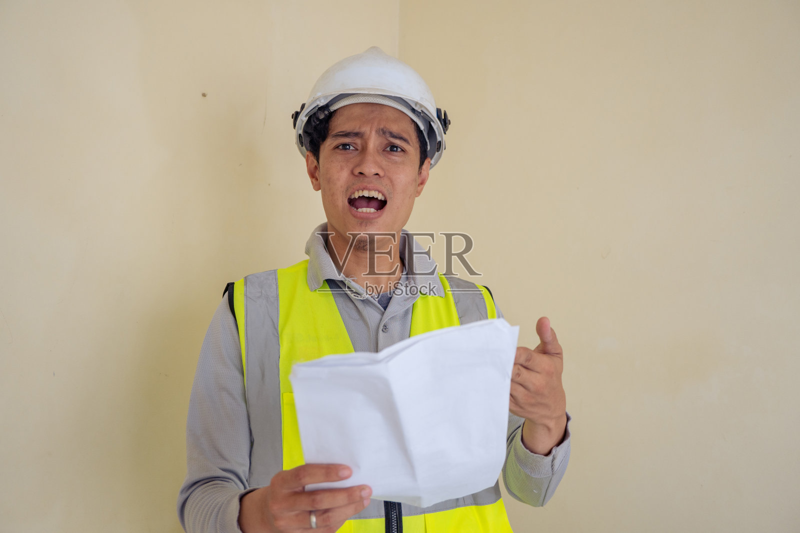 工人检查报告，抱怨和失望。照片摄影图片