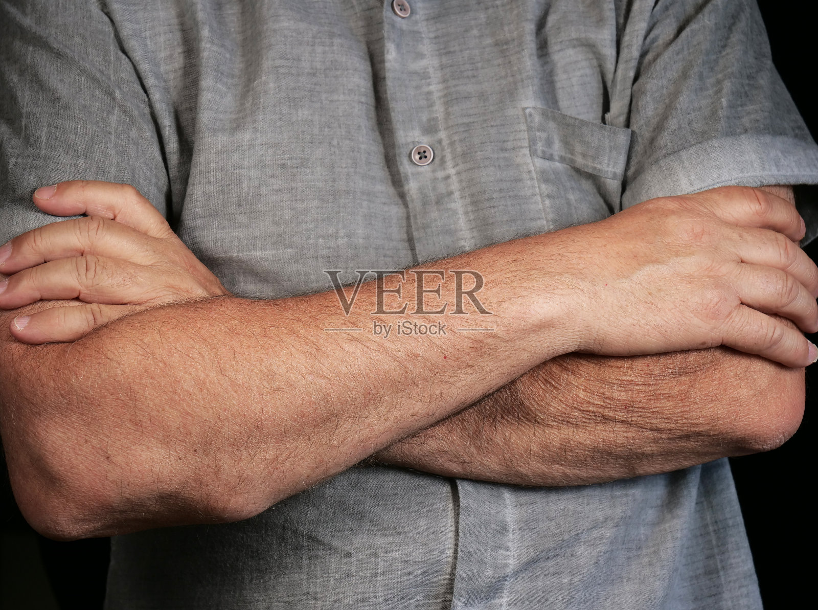 一个人在黑暗中双手交叉的特写镜头照片摄影图片