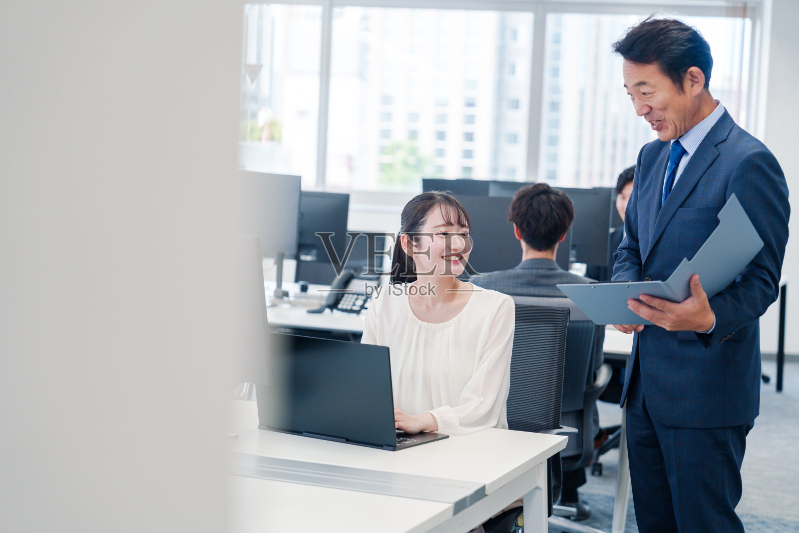 女商人在办公室和老板谈话照片摄影图片