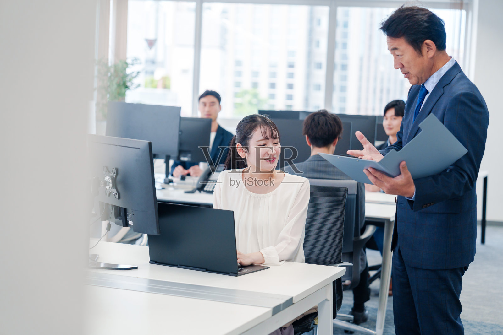 女商人在办公室和老板谈话照片摄影图片