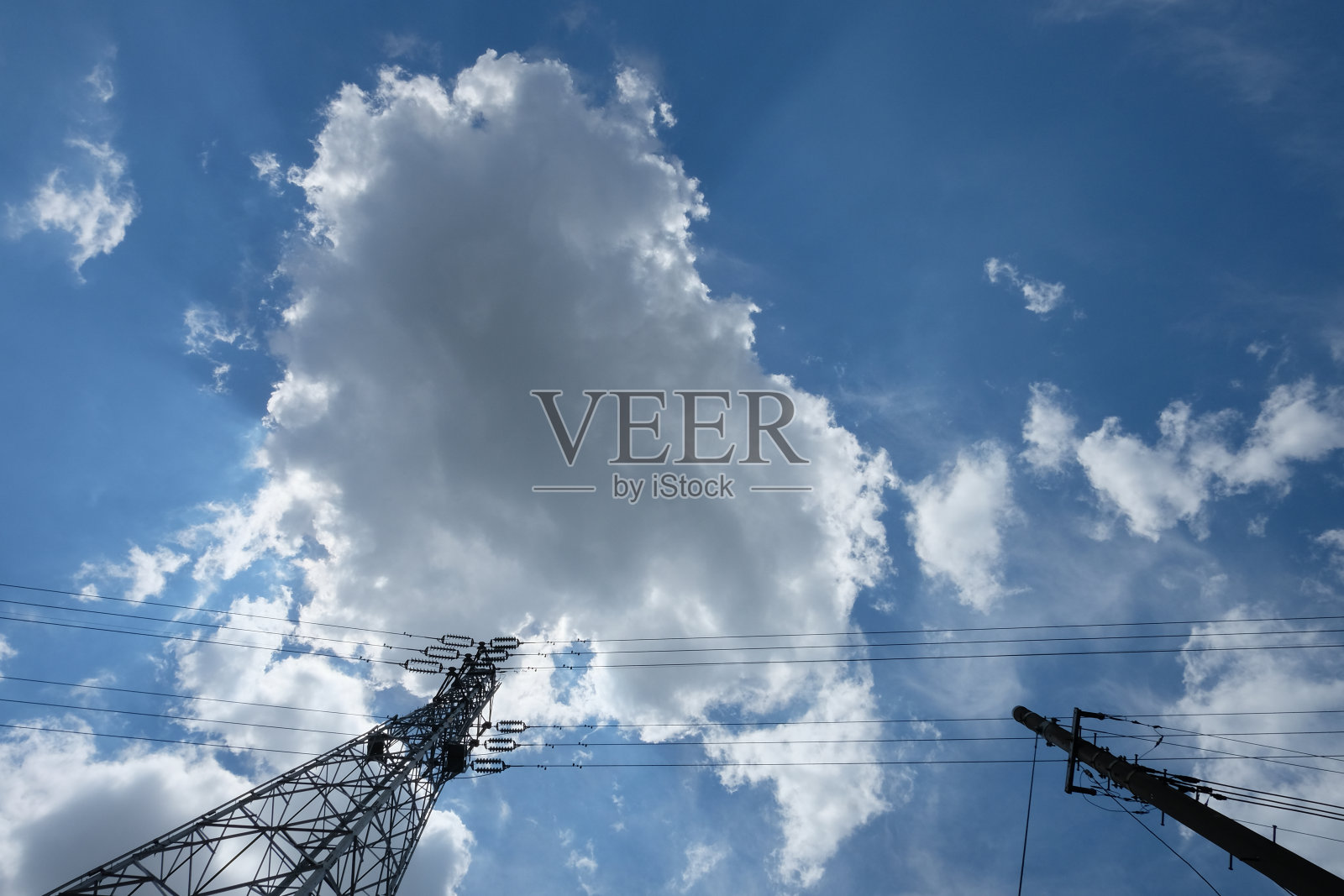 电力塔，天空和云。照片摄影图片