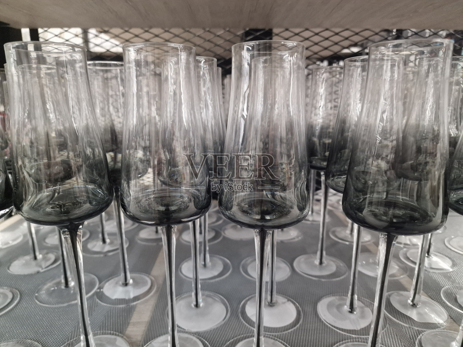 商店里摆放着玻璃酒杯照片摄影图片