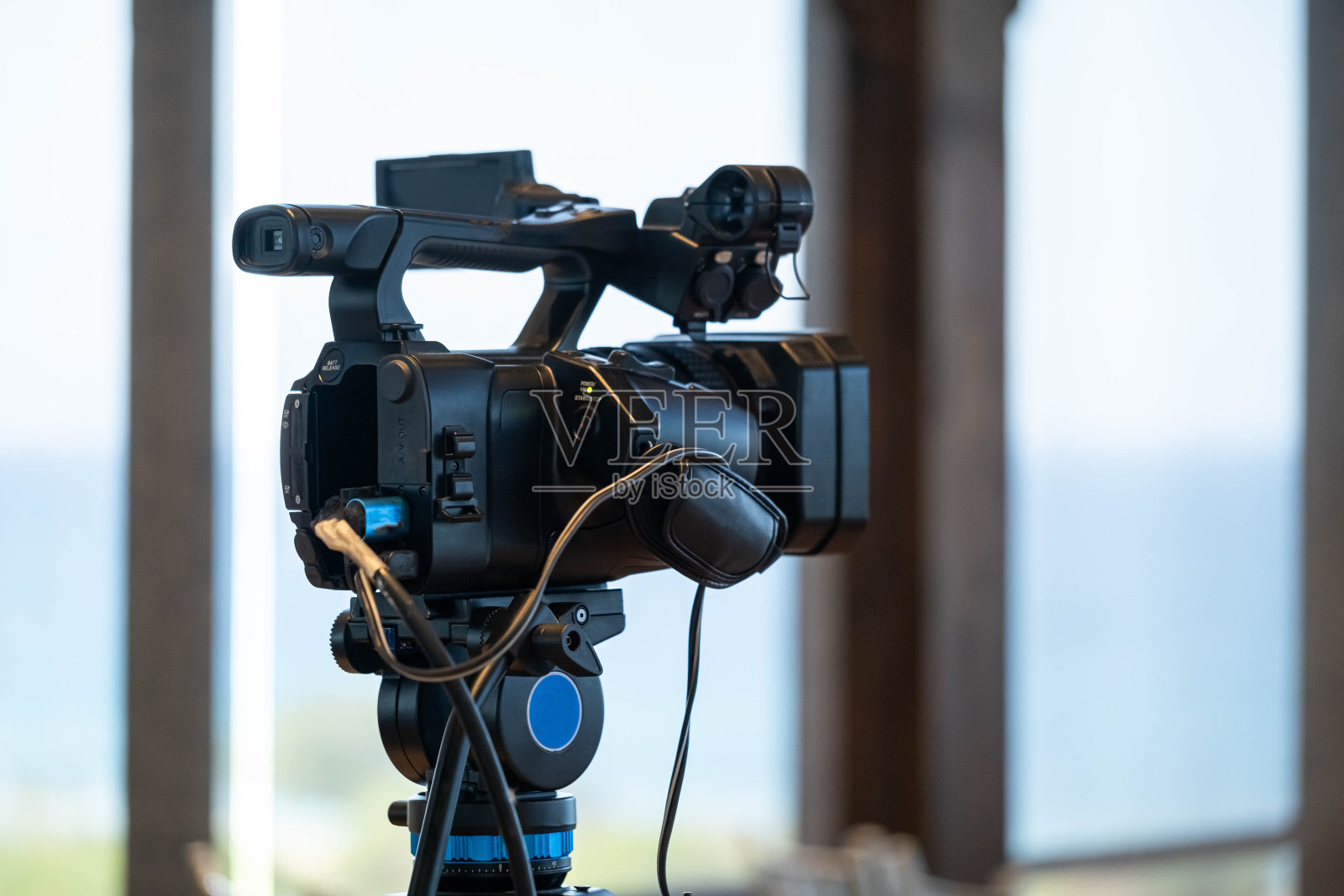 专业摄像机三脚架与海景背景照片摄影图片