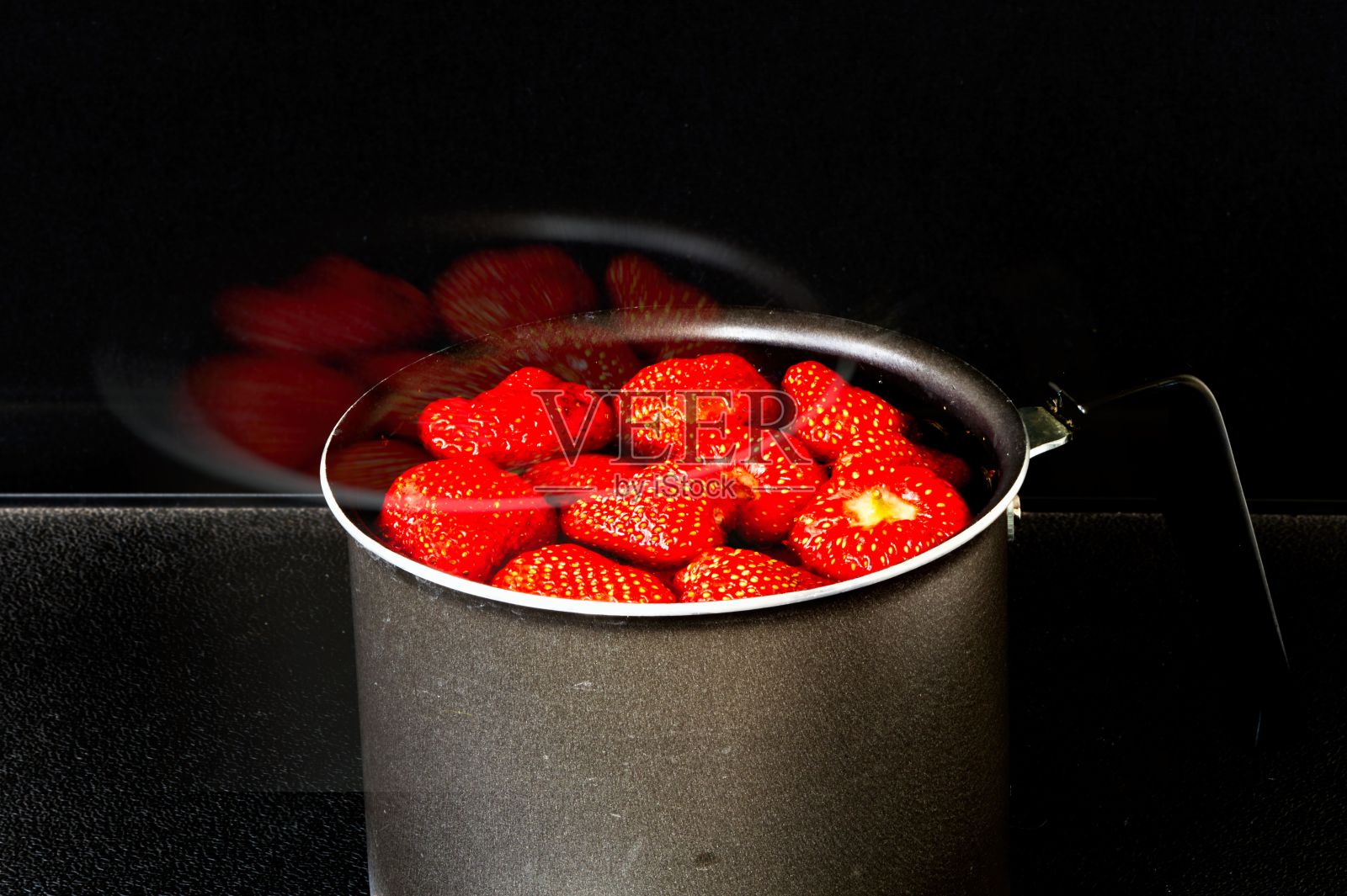 草莓躺在厨房里照片摄影图片