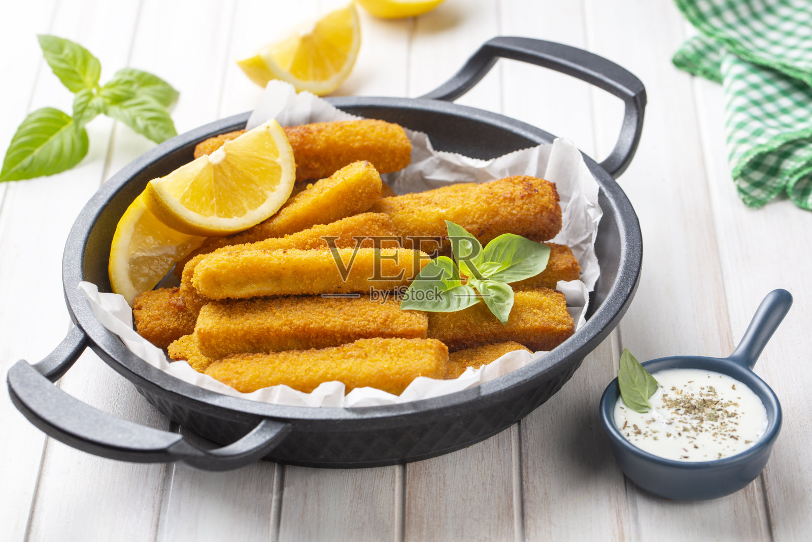 酱汁烤鱼条。美味的鱼条。照片摄影图片