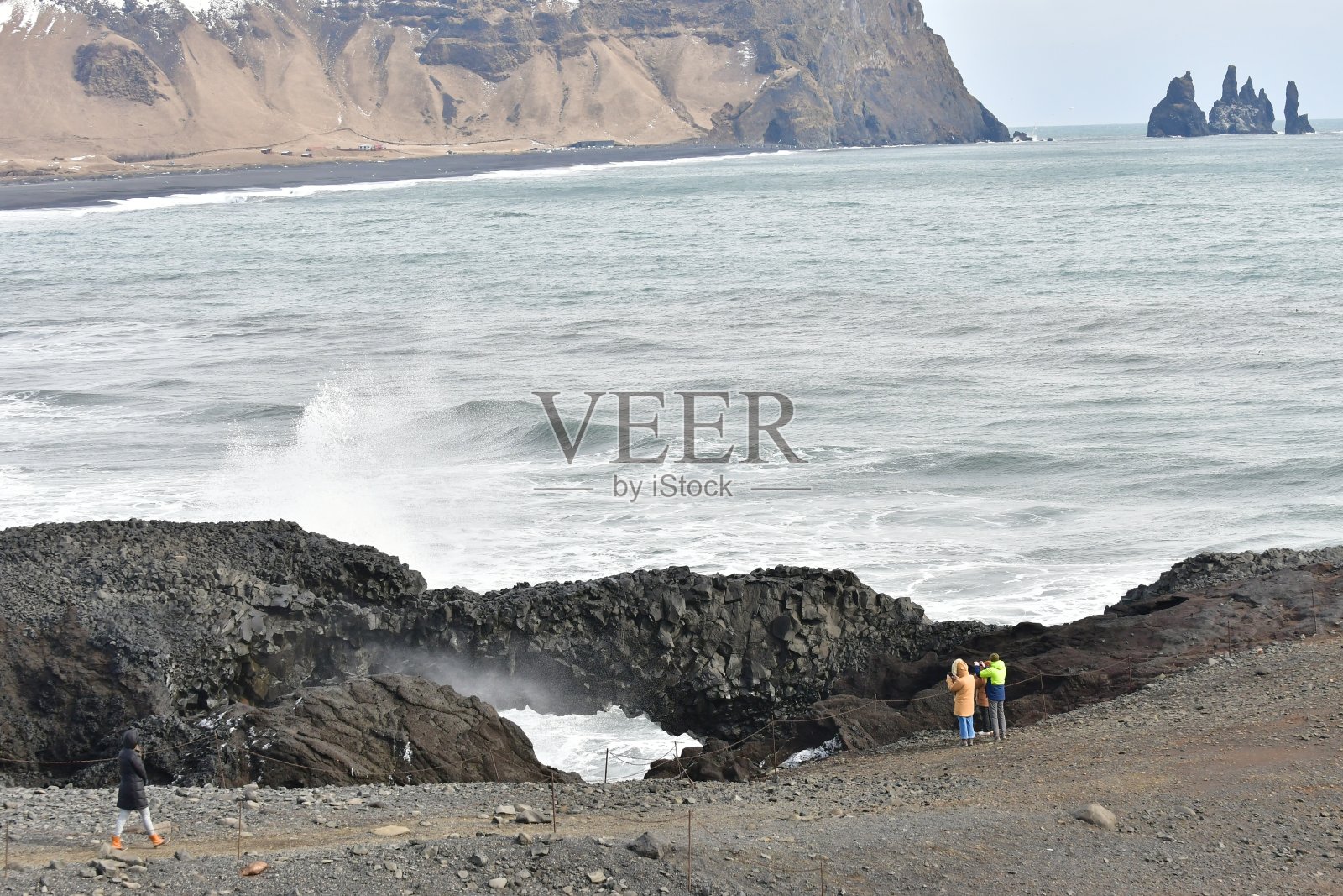 黑色的海滩和岩石在冰岛的沙漠海岸，雪和风，火山和悬崖照片摄影图片