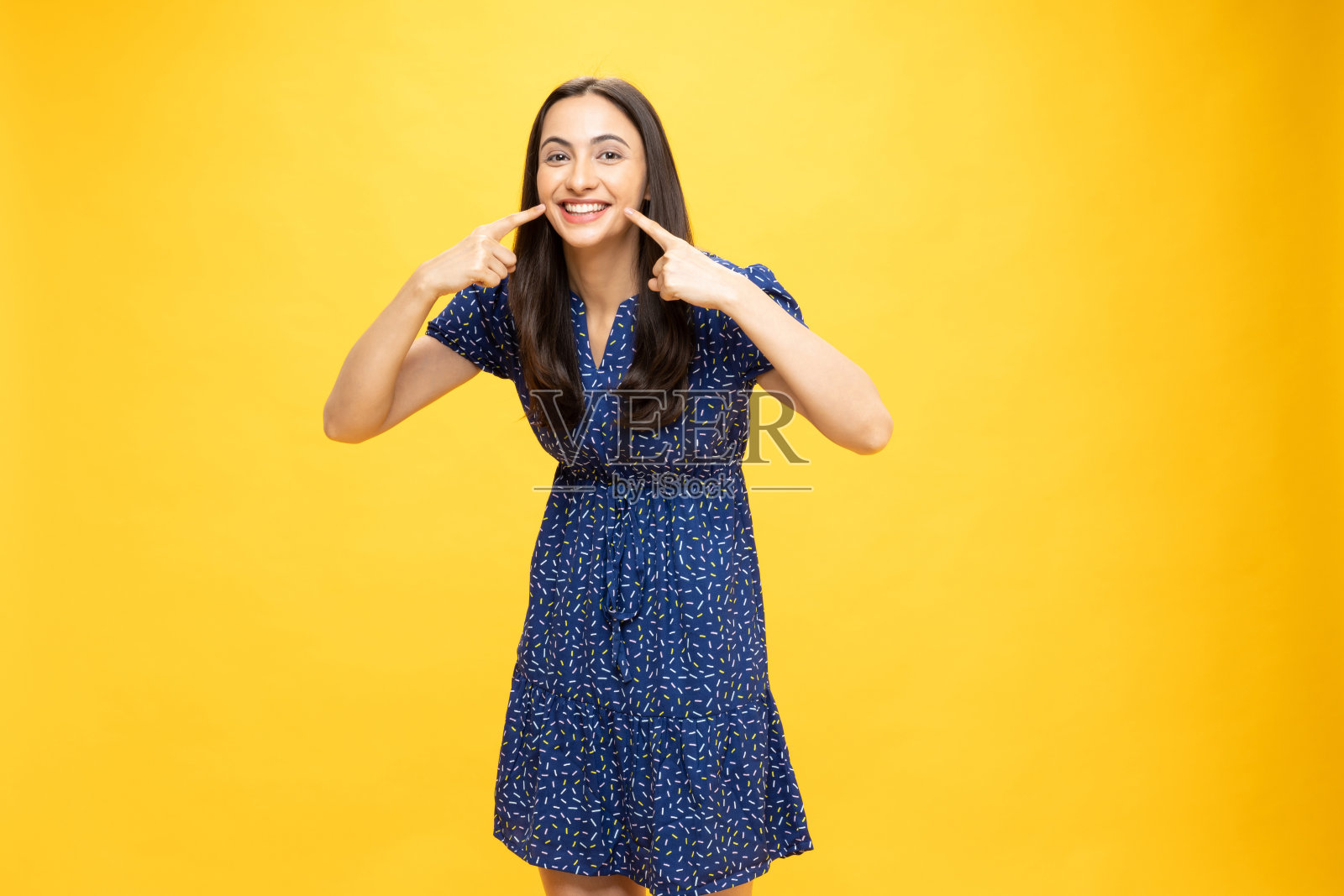 迷人的漂亮的人兴奋的肖像穿着复古孤立的黄色背景股票照片照片摄影图片