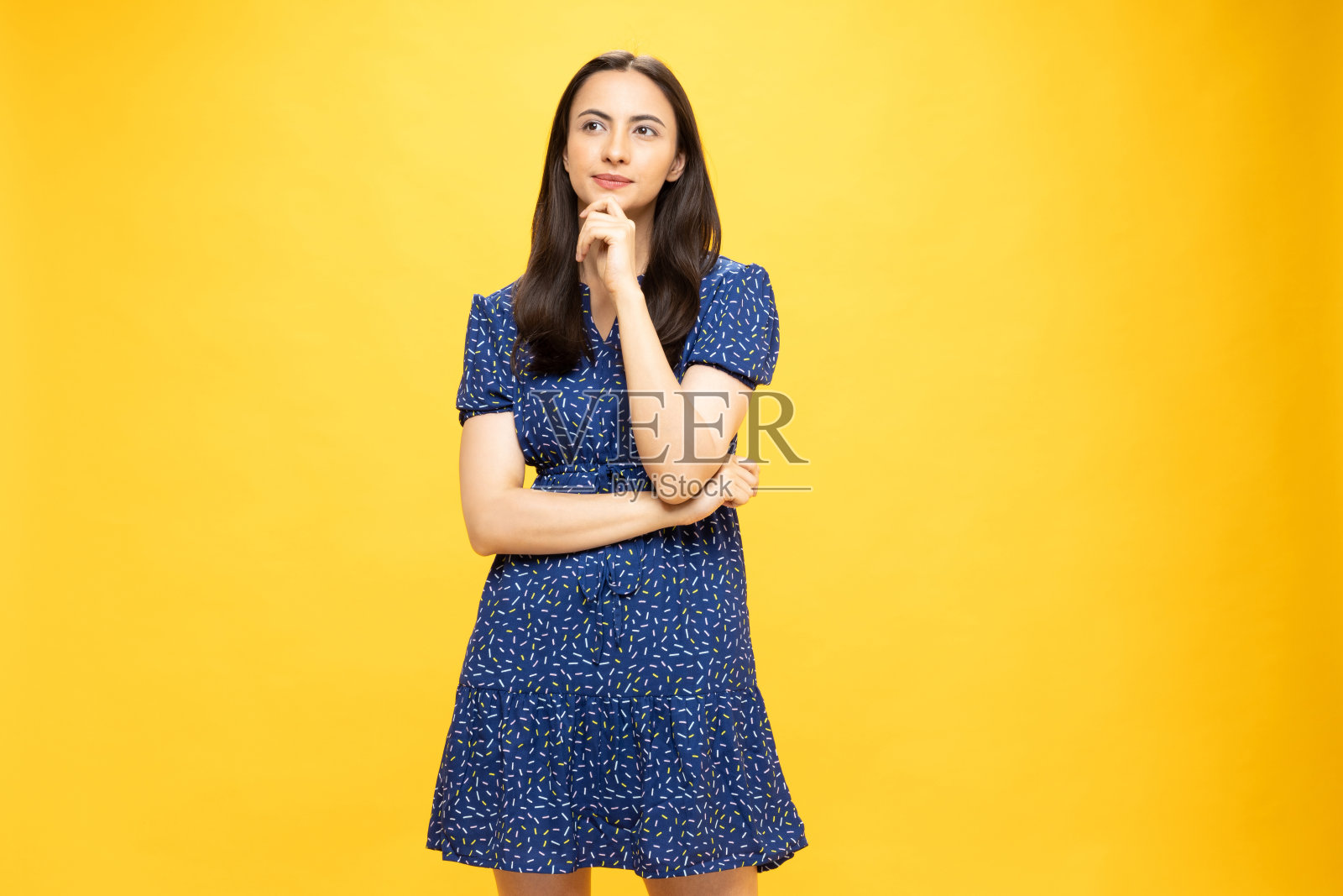 迷人的漂亮的人兴奋的肖像穿着复古孤立的黄色背景股票照片照片摄影图片