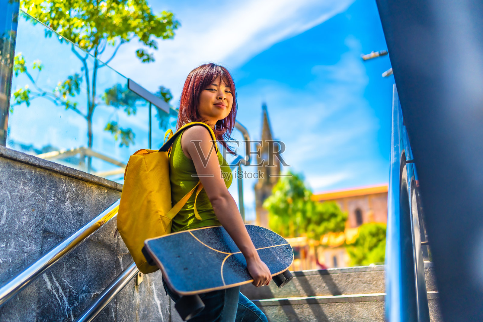 酷酷的滑冰选手转身对着镜头微笑着走上楼梯照片摄影图片