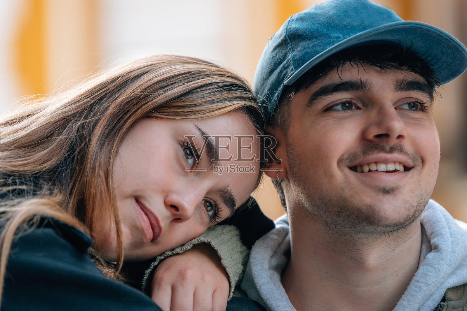 一对男孩和女孩在户外的街道上照片摄影图片