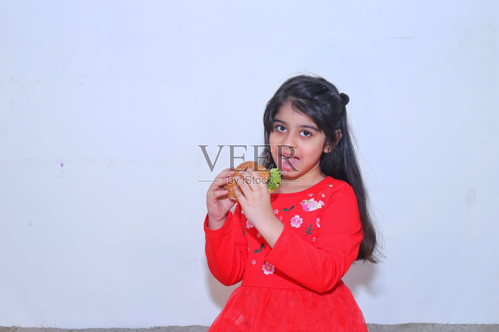 吃快餐汉堡的印度小女孩照片摄影图片