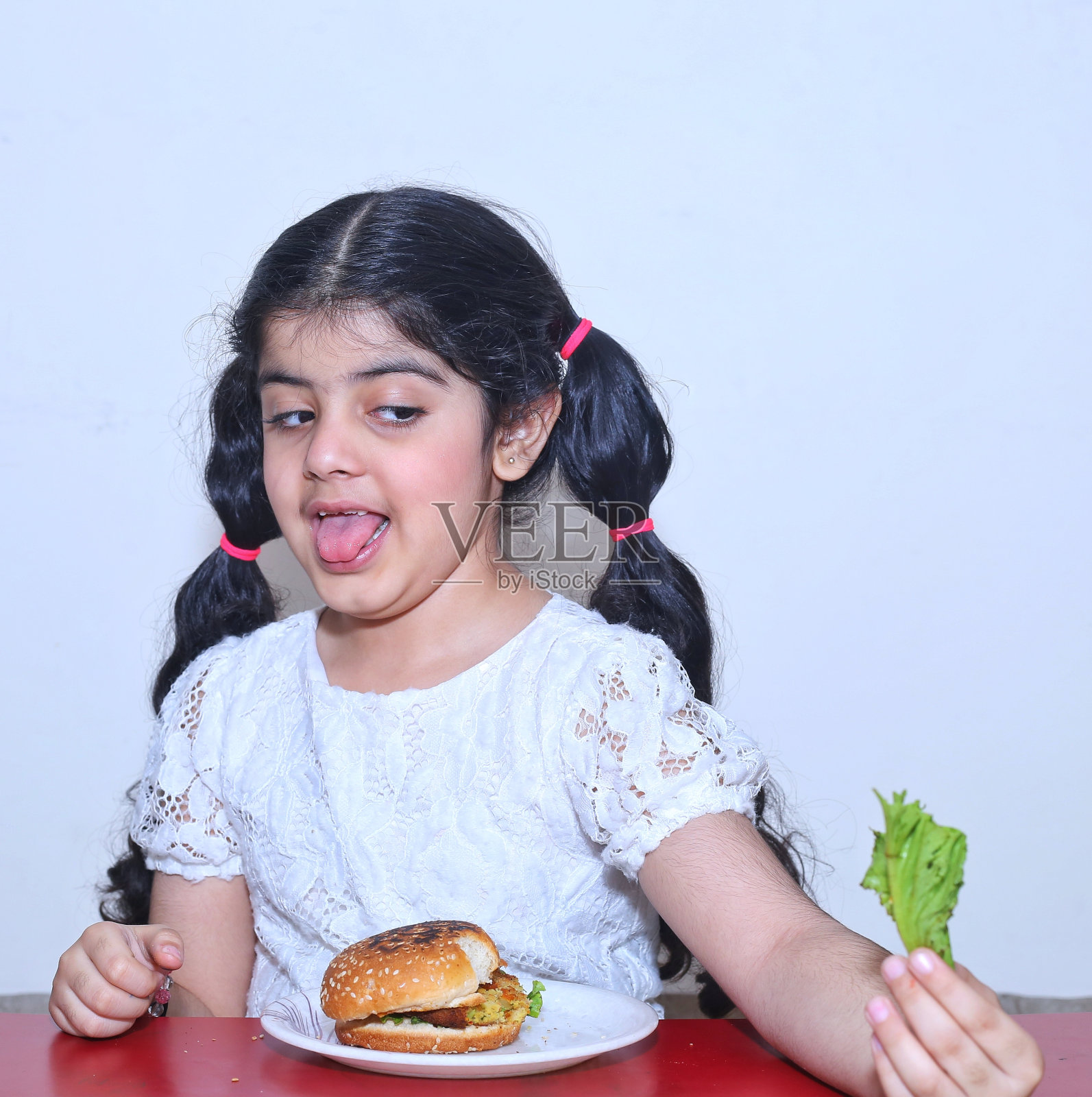 吃快餐汉堡的印度小女孩照片摄影图片