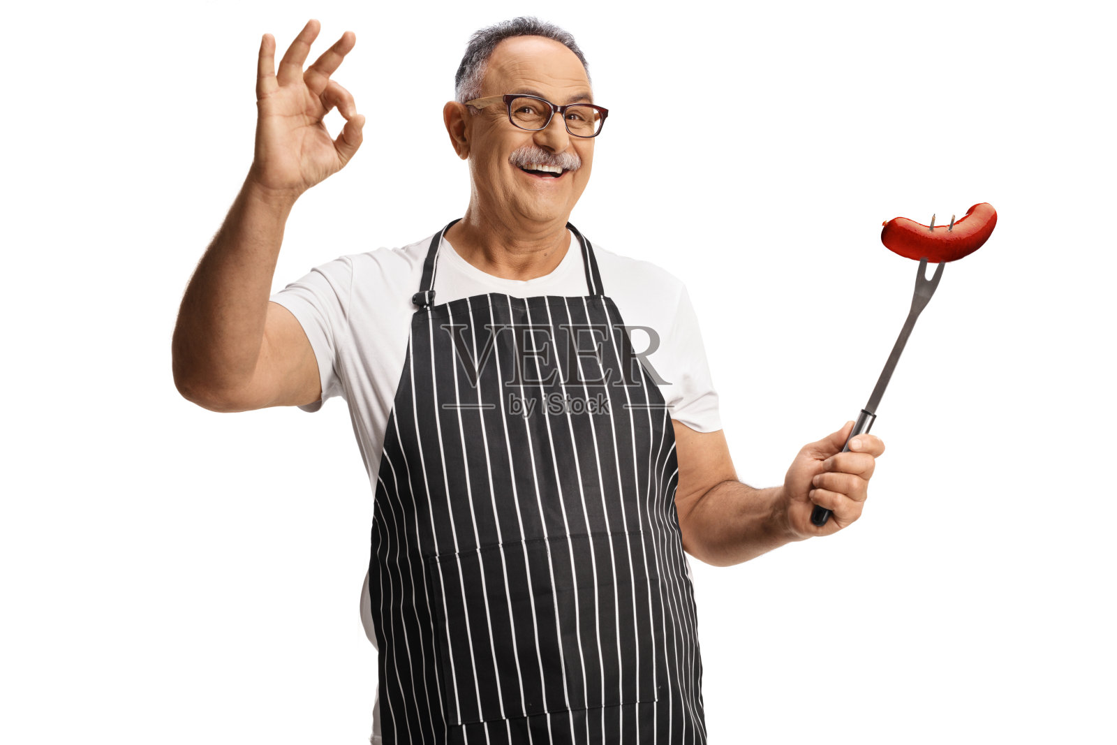 中年男人用叉子叉着香肠并做出OK手势照片摄影图片