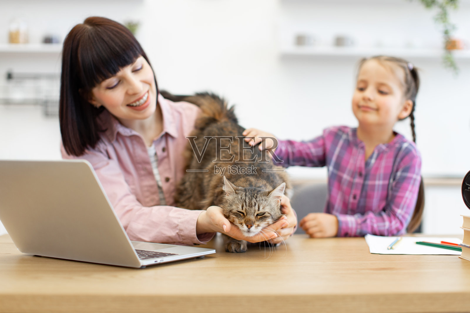 母女俩带着猫在家工作照片摄影图片