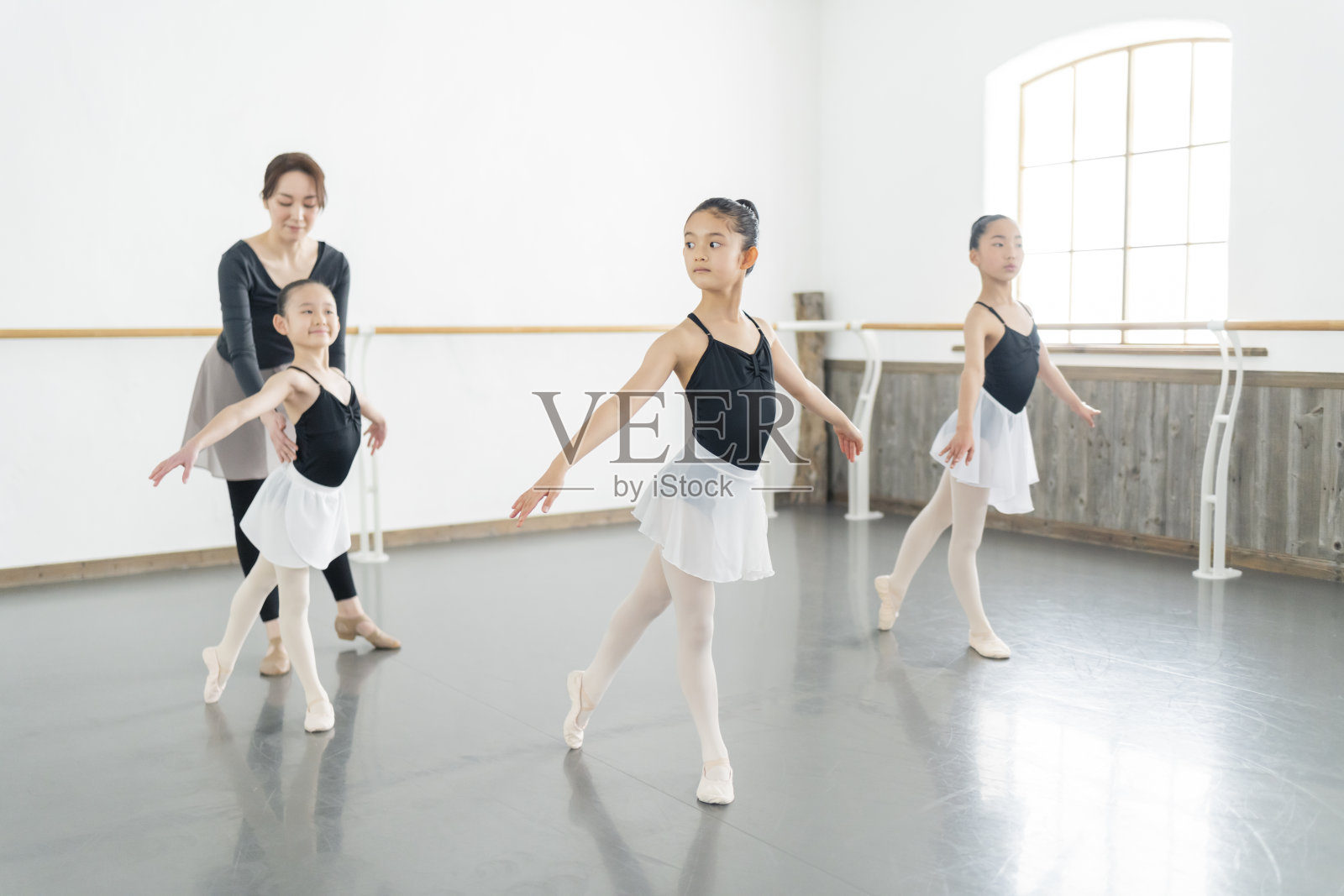 芭蕾舞课老师和孩子们照片摄影图片