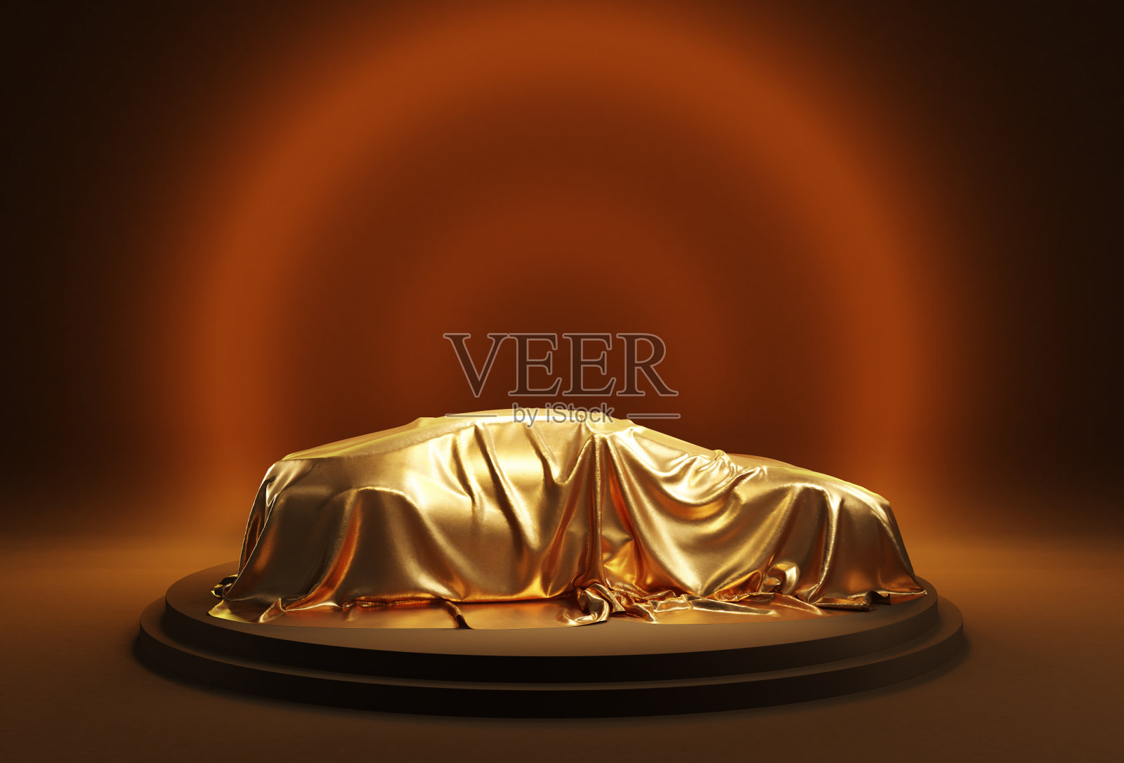 汽车在黑暗的背景上覆盖着金色的布。照片摄影图片