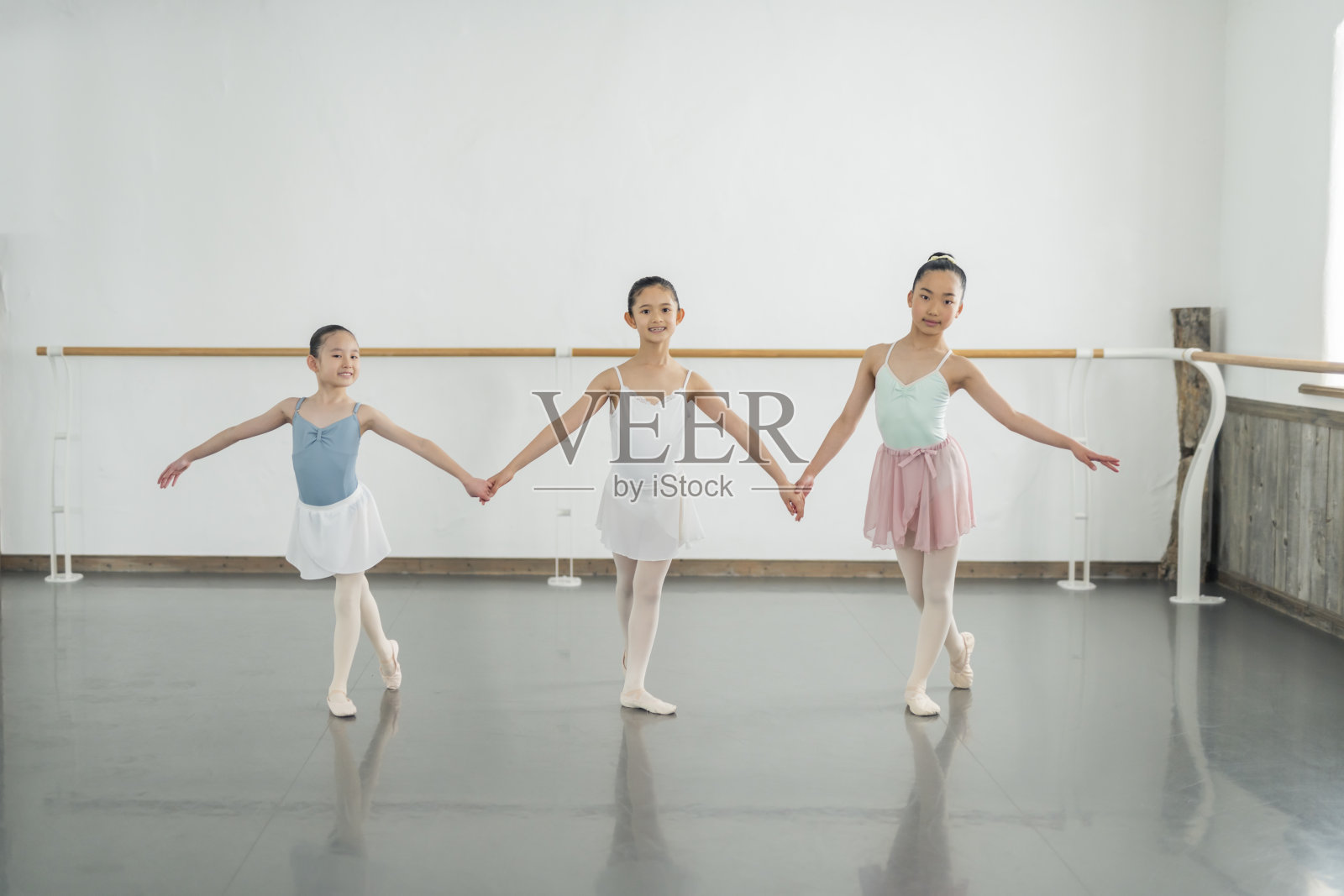 芭蕾舞课老师和孩子们照片摄影图片