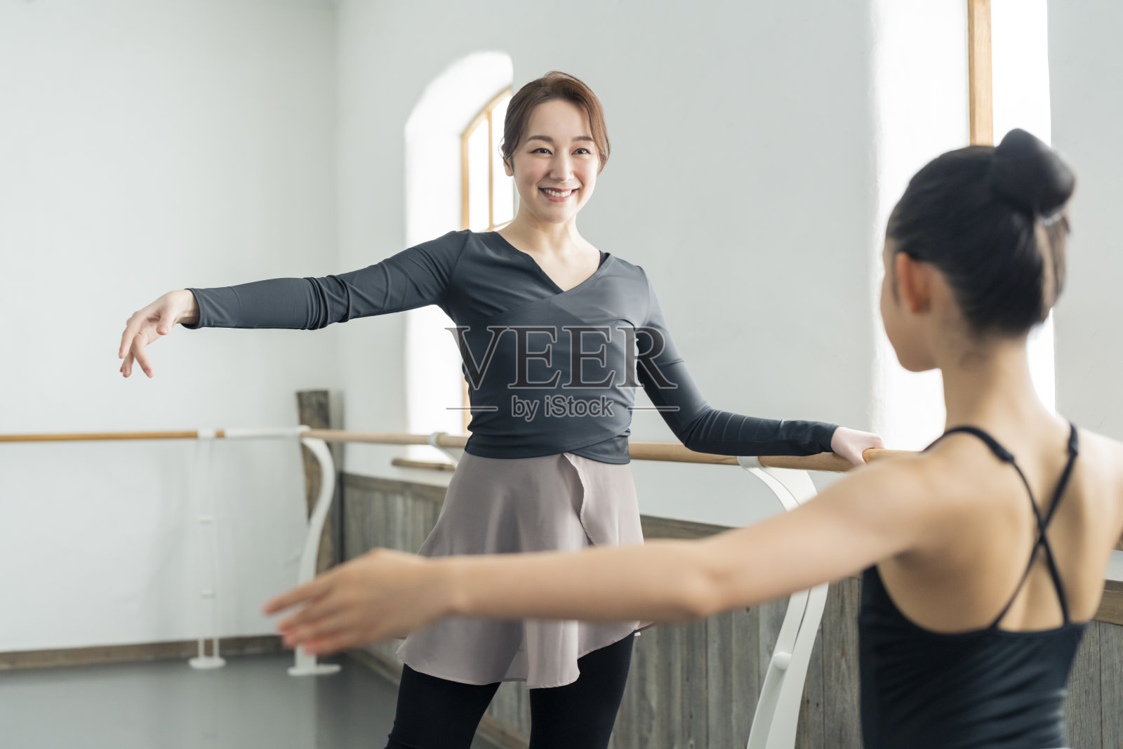 芭蕾舞课老师和同学们照片摄影图片