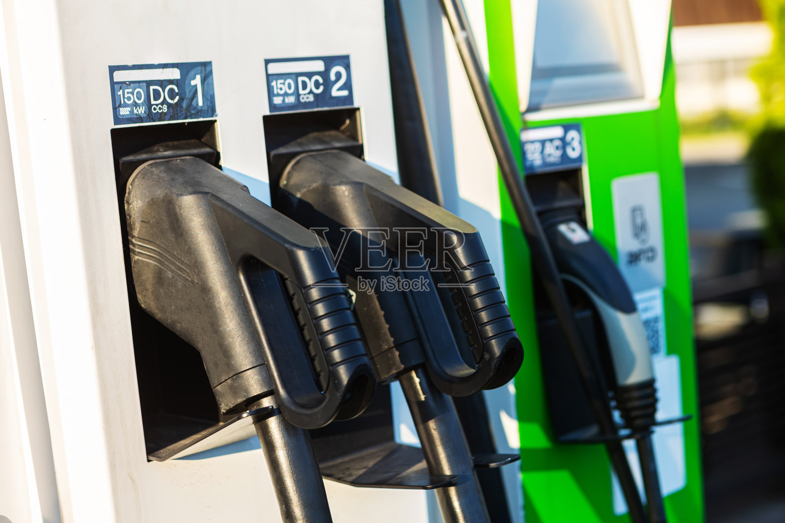 电动汽车充电和电动汽车，电动汽车充电站为电动汽车电池充电照片摄影图片