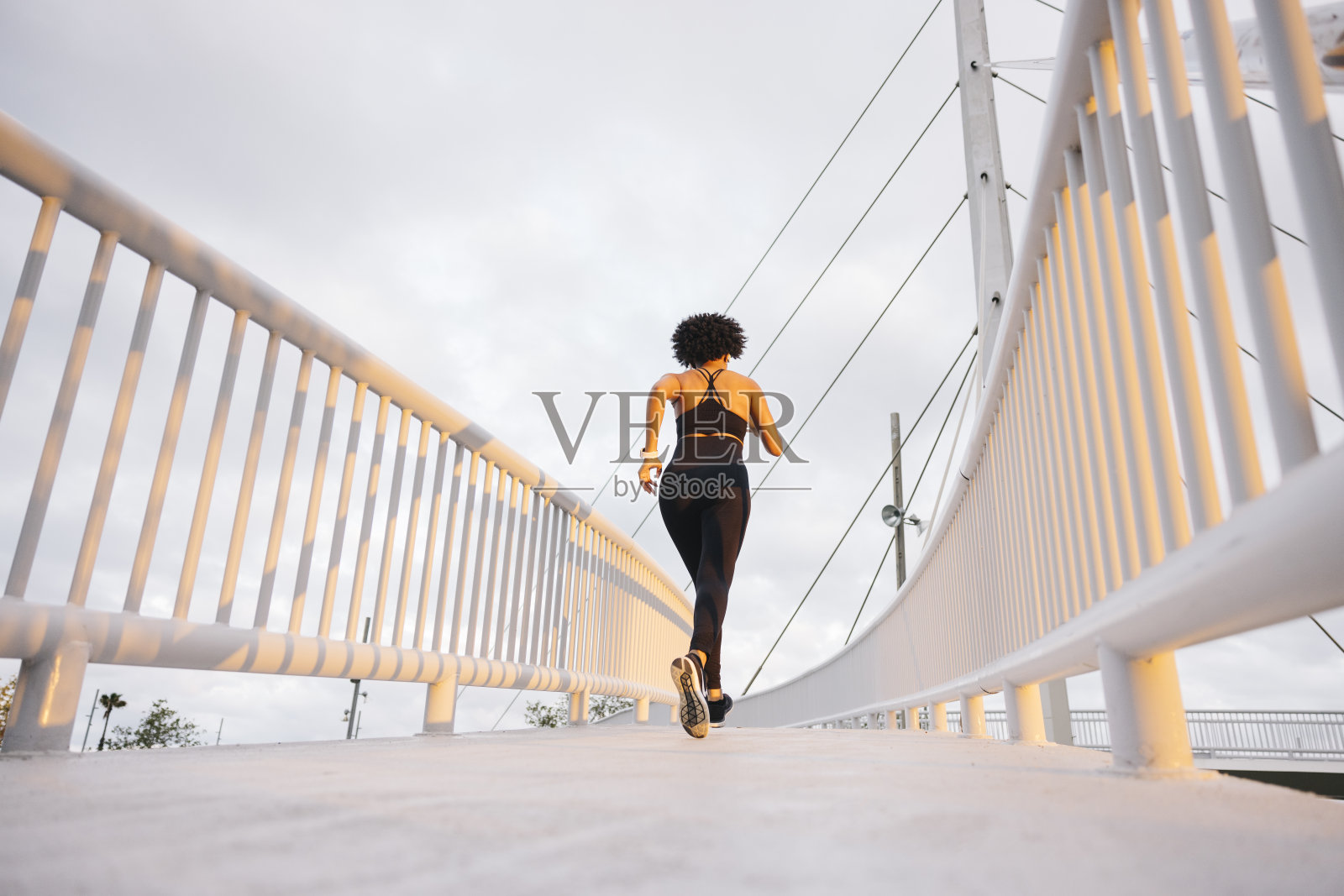 在城市里奔跑的女人。照片摄影图片