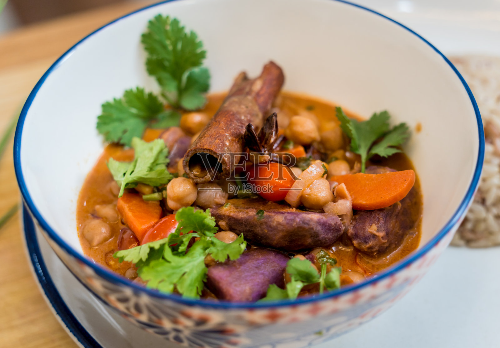 一碗素食马萨曼咖喱，配上红薯和许多香料照片摄影图片