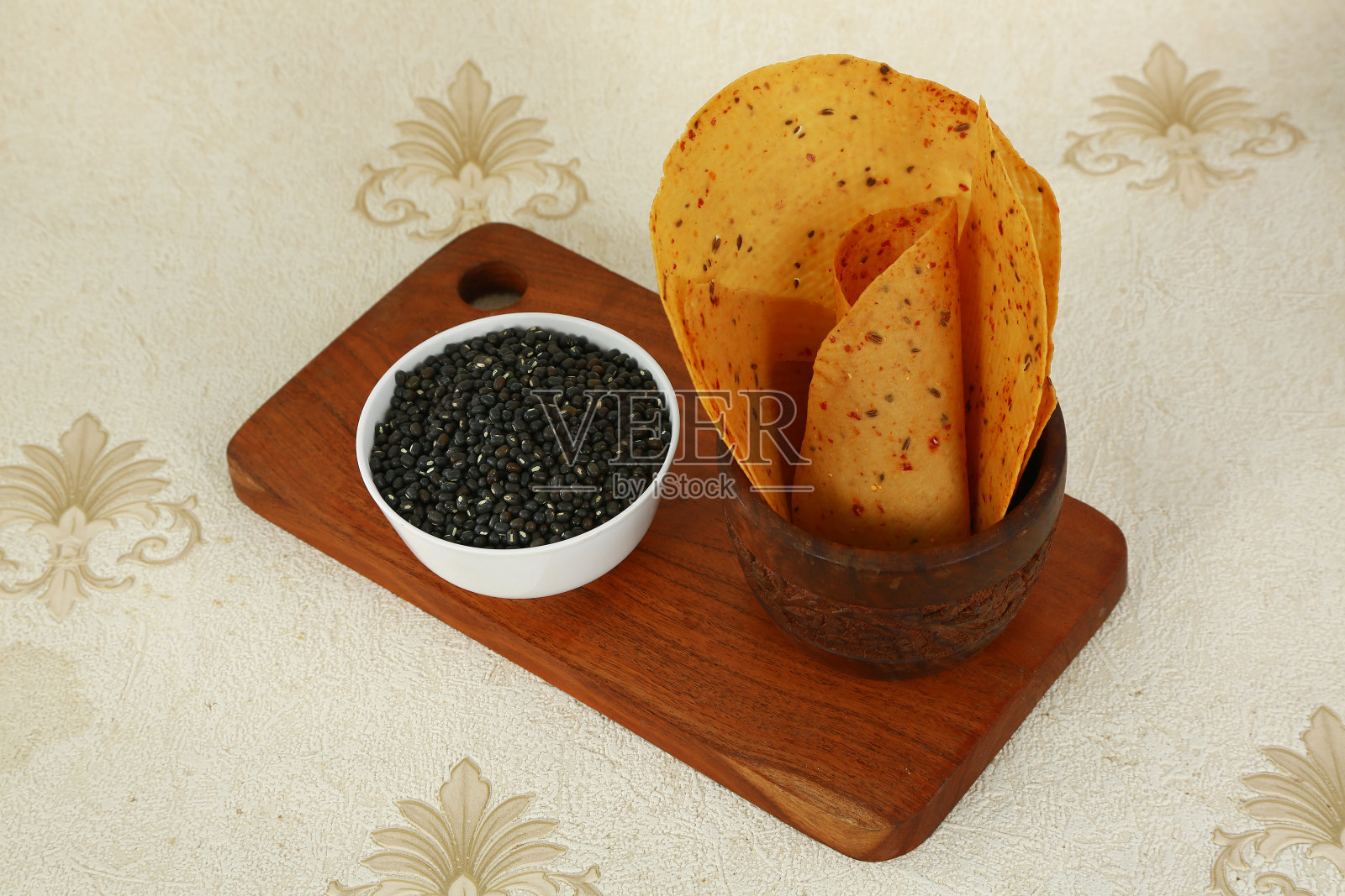 Urad Dal Papad或脆脆的Papad照片摄影图片