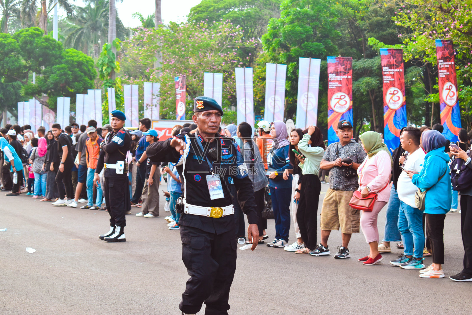 人们聚集在“莫纳斯”广场观看印尼警察成立78周年的庆祝活动照片摄影图片