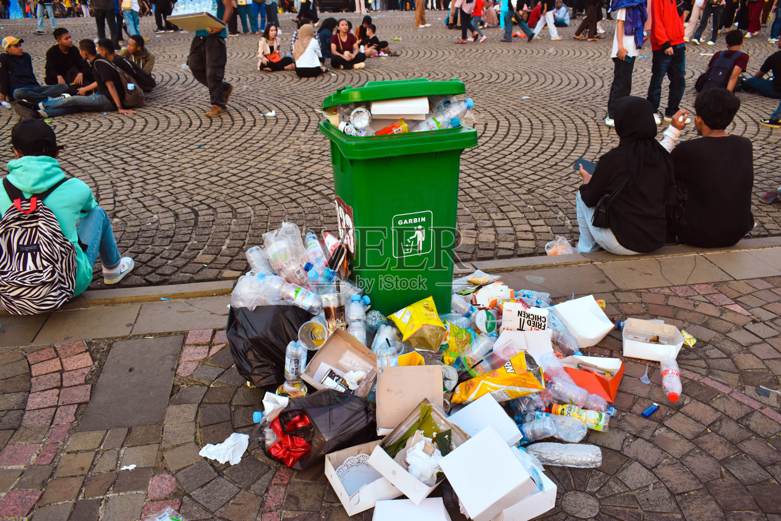 活动聚集人群后散落的垃圾照片摄影图片
