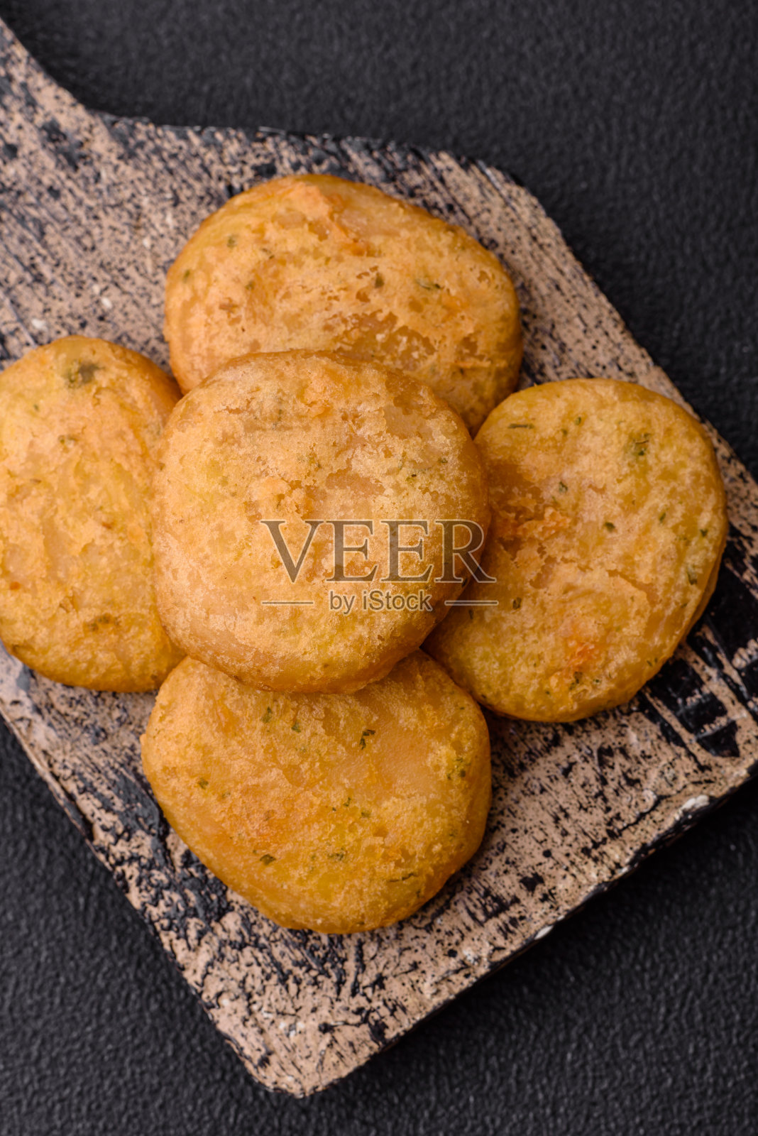 加盐和香料的圆鱼或鸡块照片摄影图片