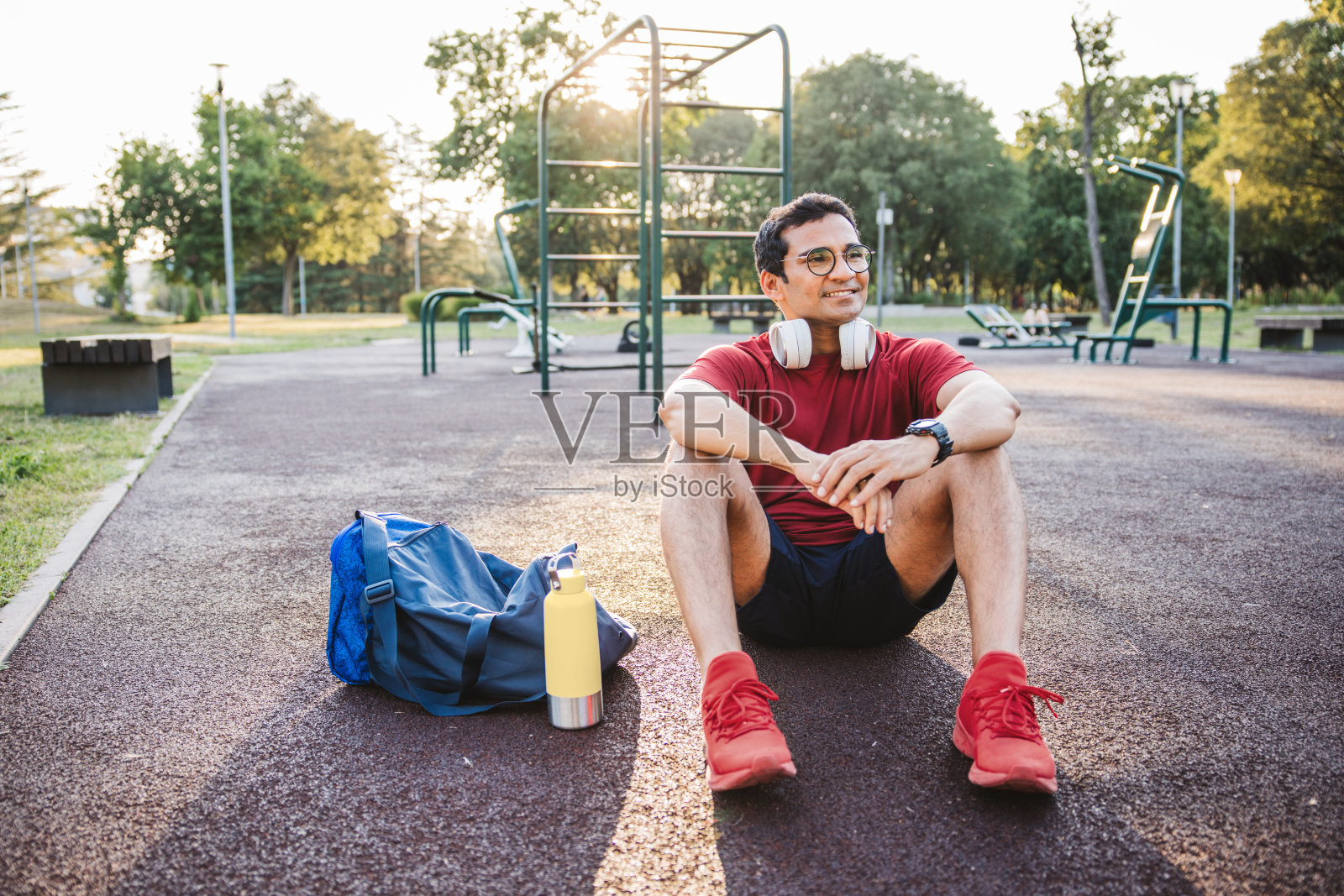 训练后在公园休息的年轻人照片摄影图片