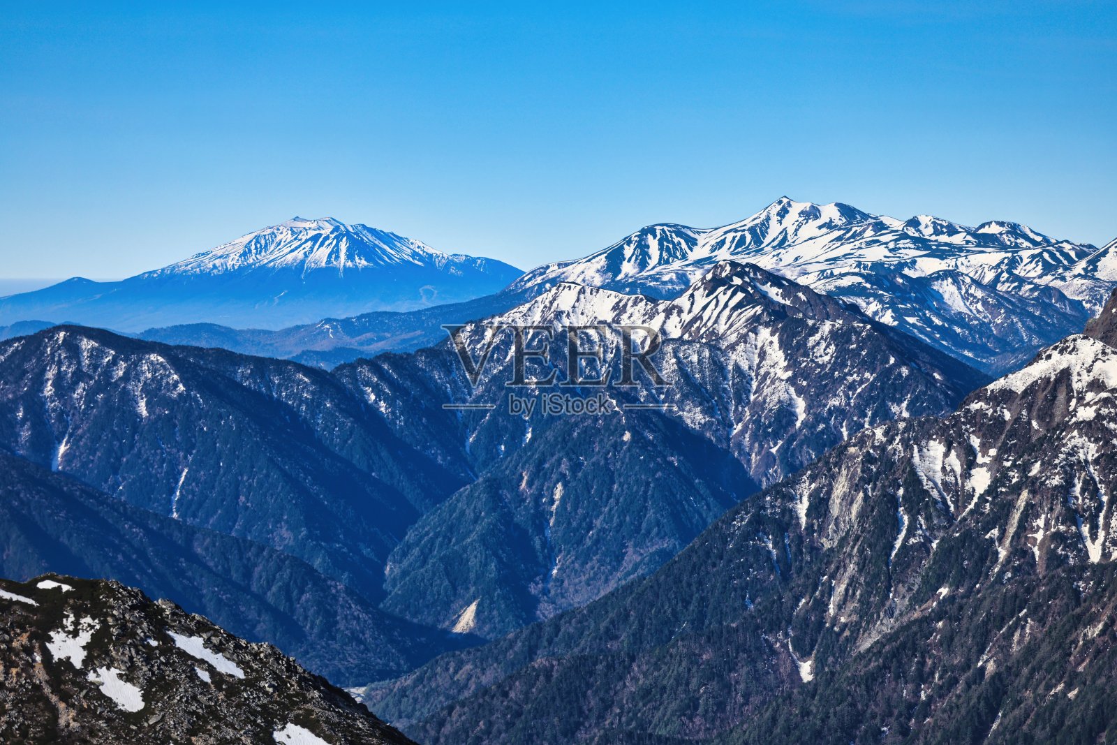 日本白雪皑皑的御岳山和Norikura山照片摄影图片