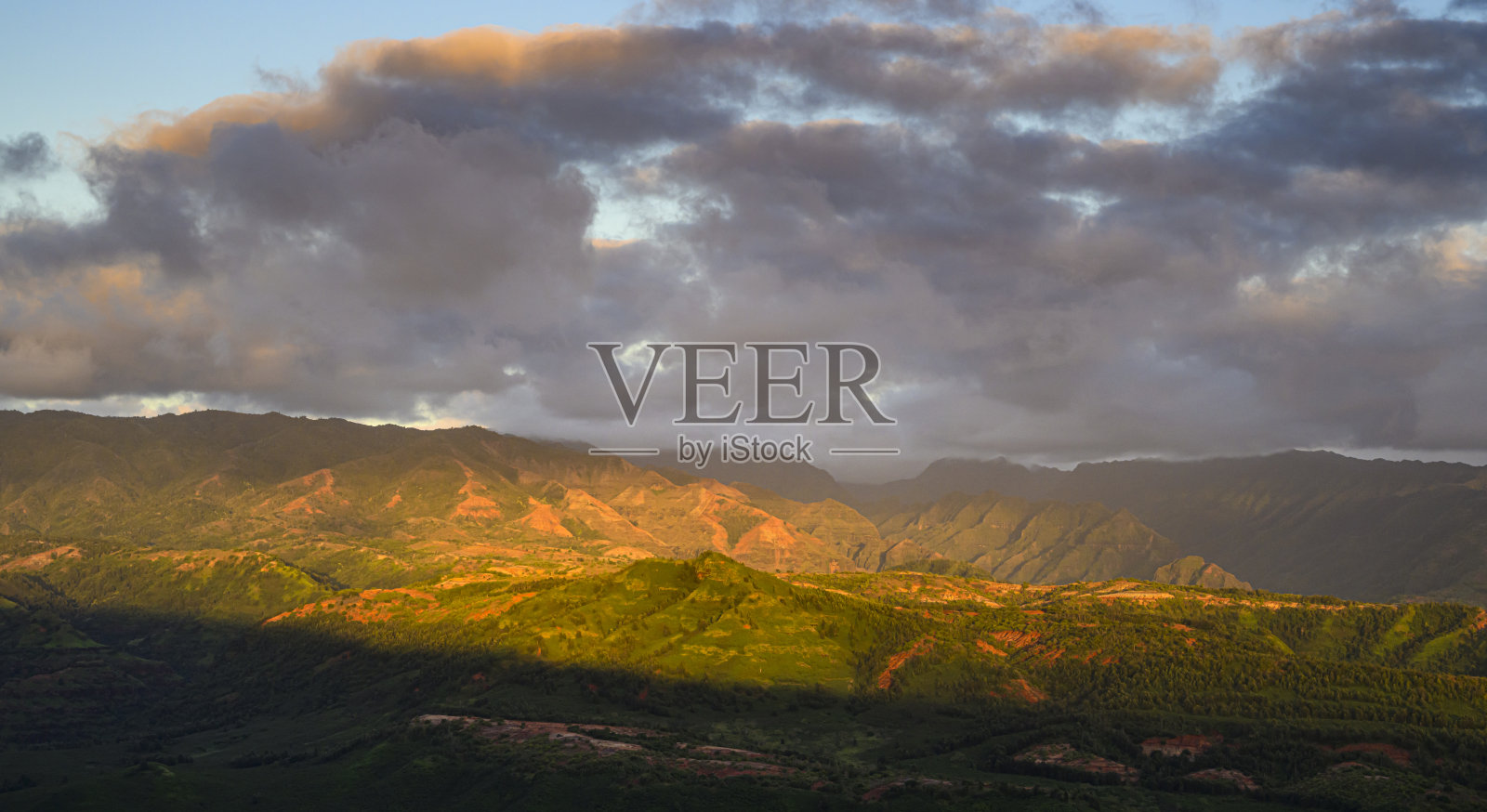 日落时的夏威夷威美亚峡谷照片摄影图片