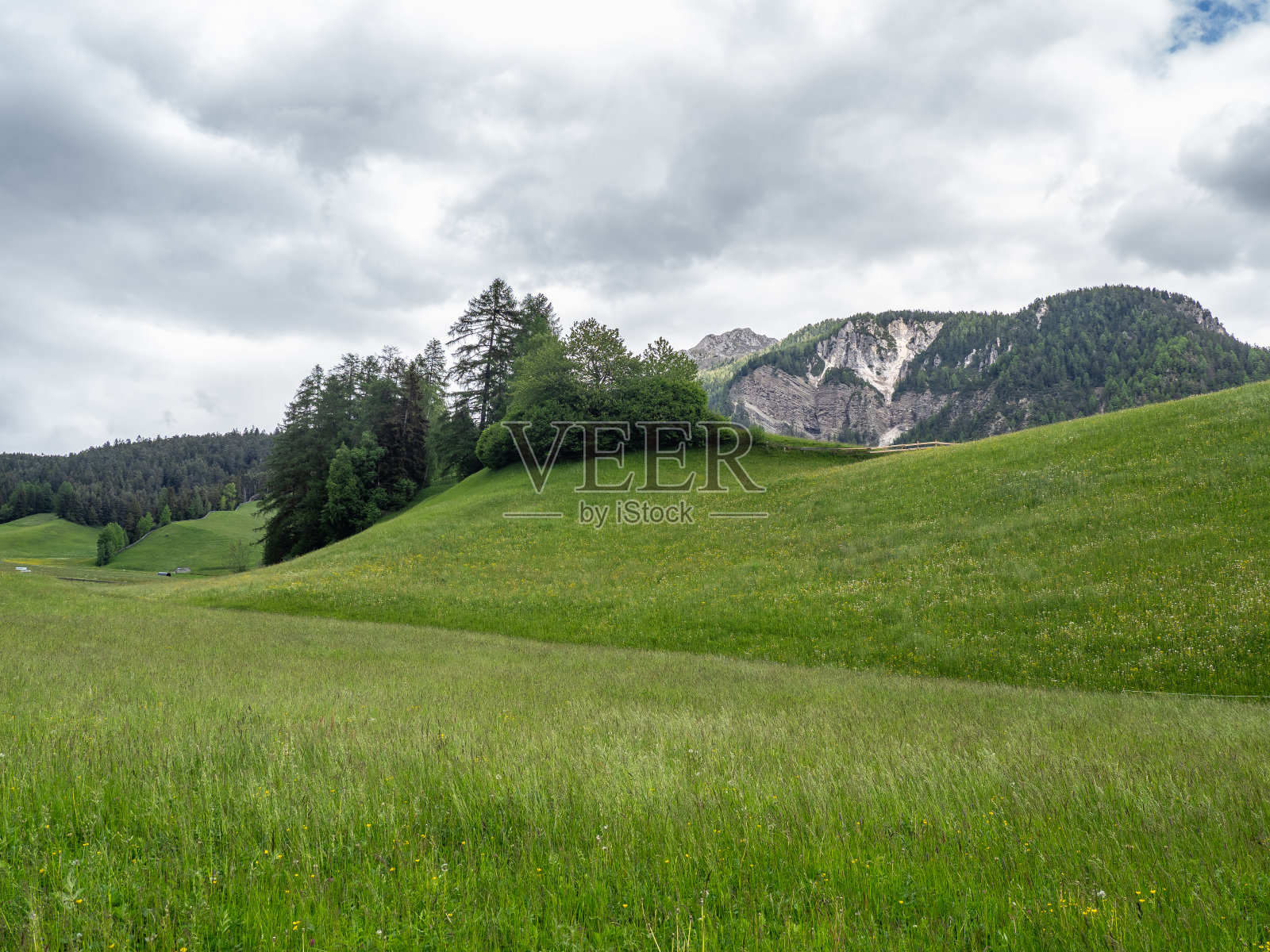 南蒂罗尔维尔诺斯山谷的景观照片摄影图片
