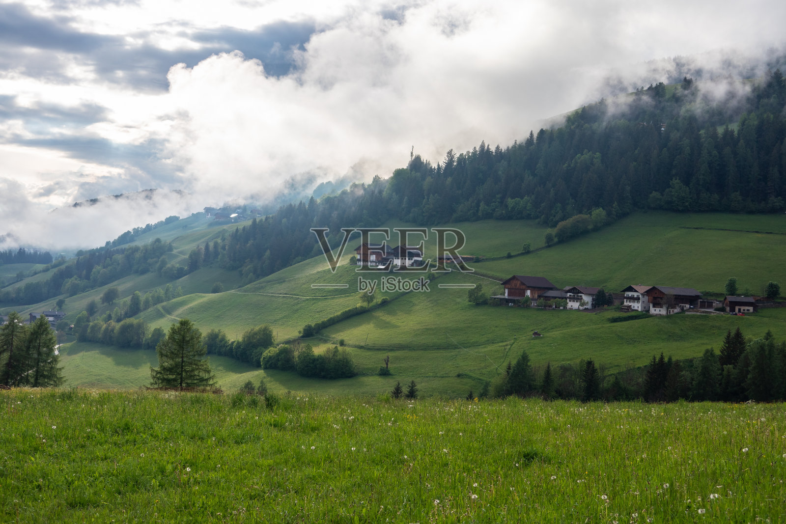 南蒂罗尔维尔诺斯山谷的景观照片摄影图片