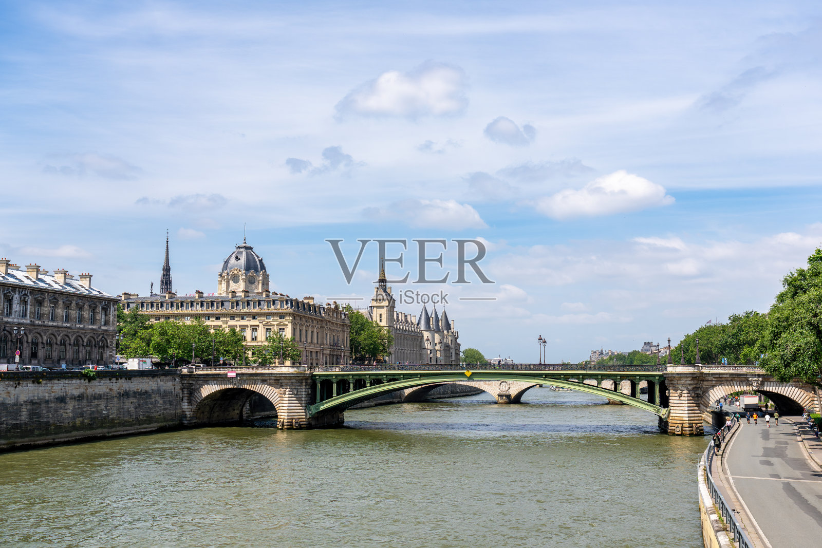 法国巴黎塞纳河沿岸的商业法庭和古监狱建筑照片摄影图片