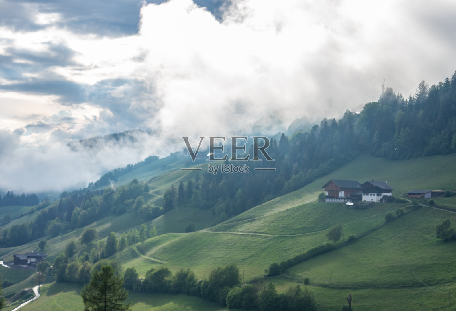 南蒂罗尔维尔诺斯山谷的景观照片摄影图片