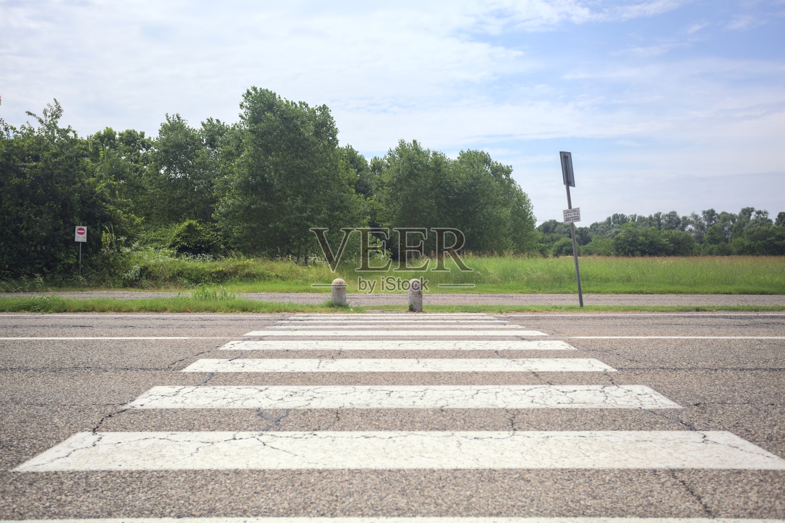 乡村道路上的人行横道照片摄影图片