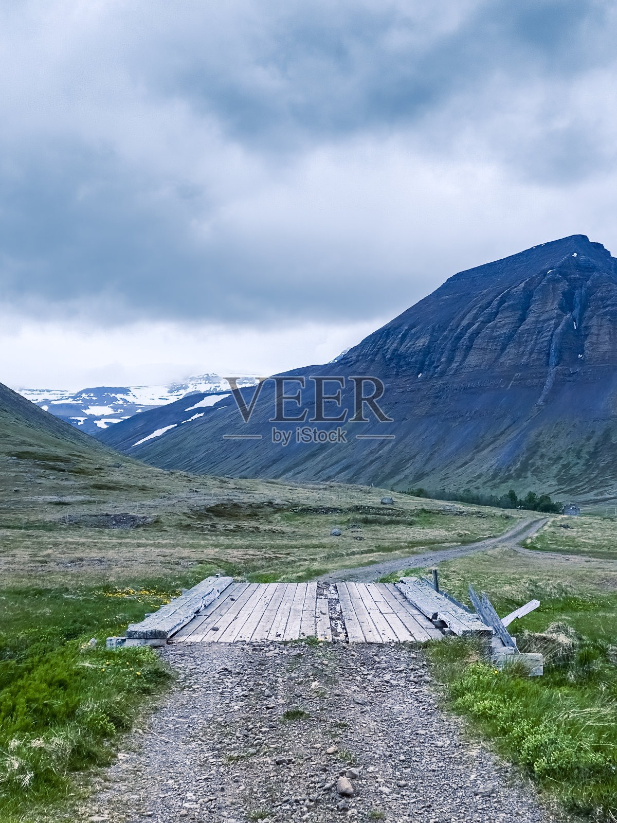冰岛西峡湾乡村公路上的一座桥照片摄影图片