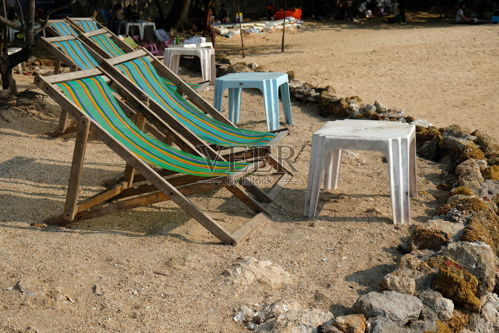 沙滩上的两个条纹日光浴躺椅照片摄影图片