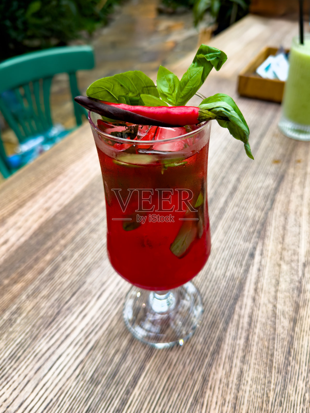 乡村餐桌上的罗勒香辣鸡尾酒照片摄影图片