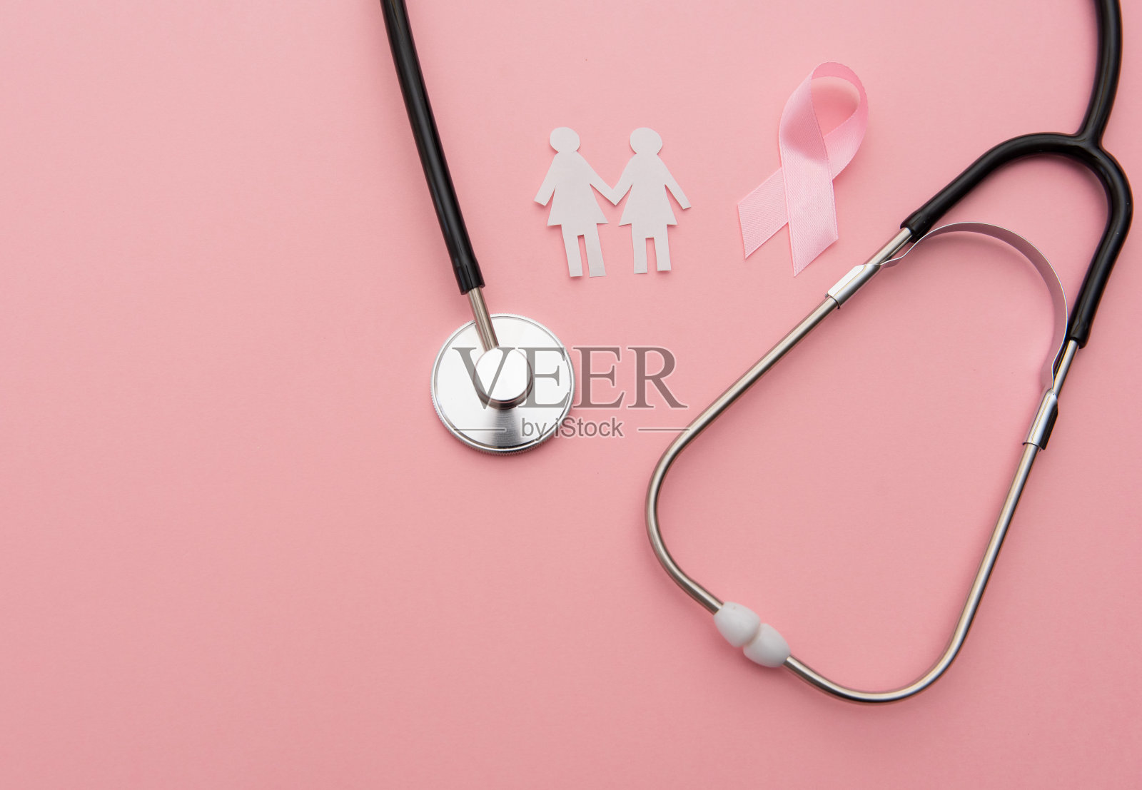 纸女人的轮廓与粉红色丝带和听诊器粉红色乳腺癌粉红色的背景照片摄影图片