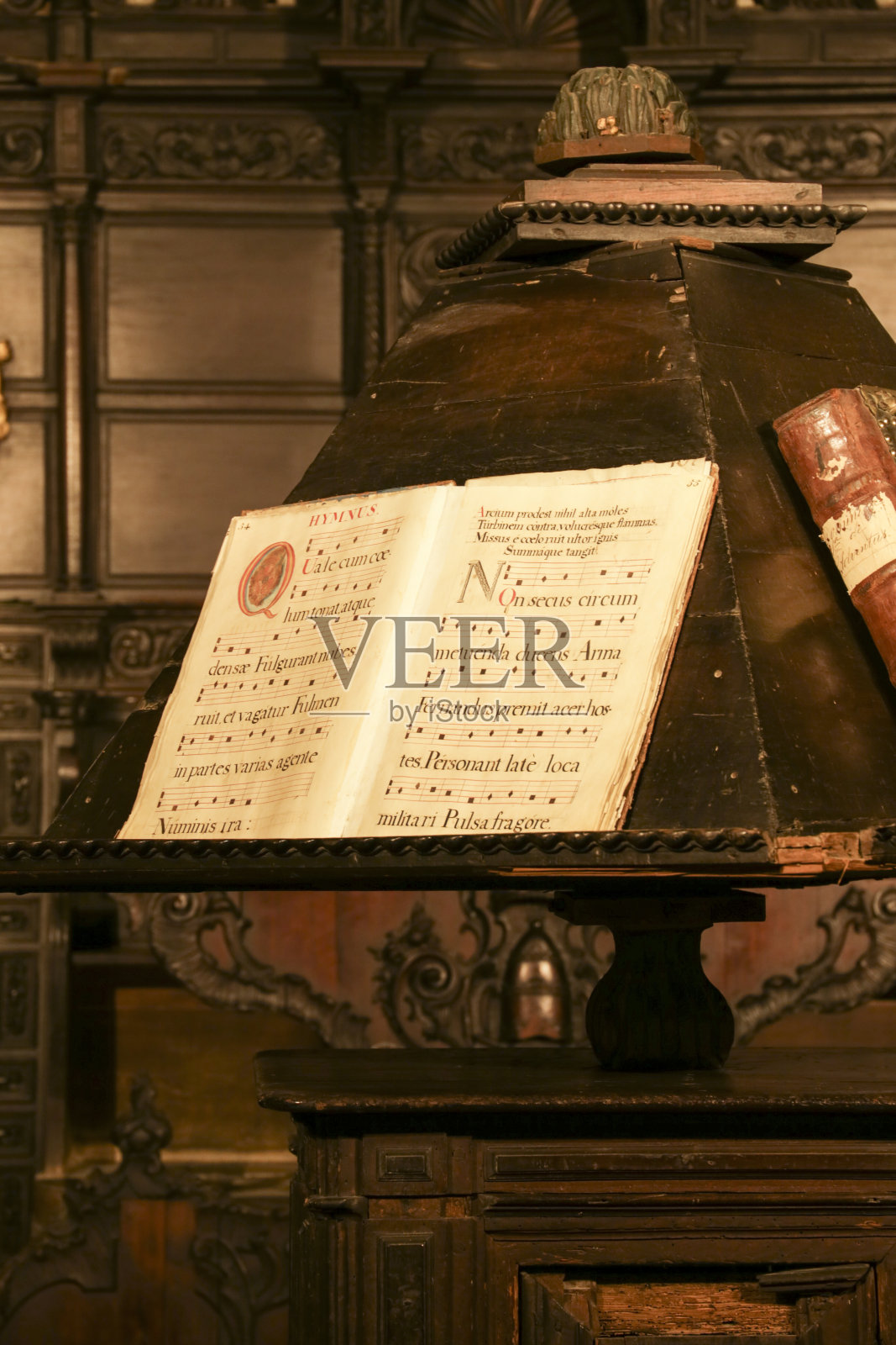 圣玛丽亚港修道院教堂的讲台上的古董合唱书照片摄影图片