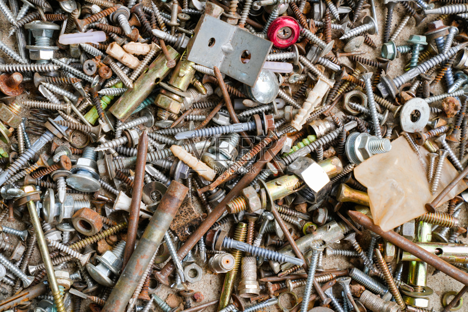 一堆铁紧固件如螺丝、螺栓、钉子、联轴器等五金材料照片摄影图片