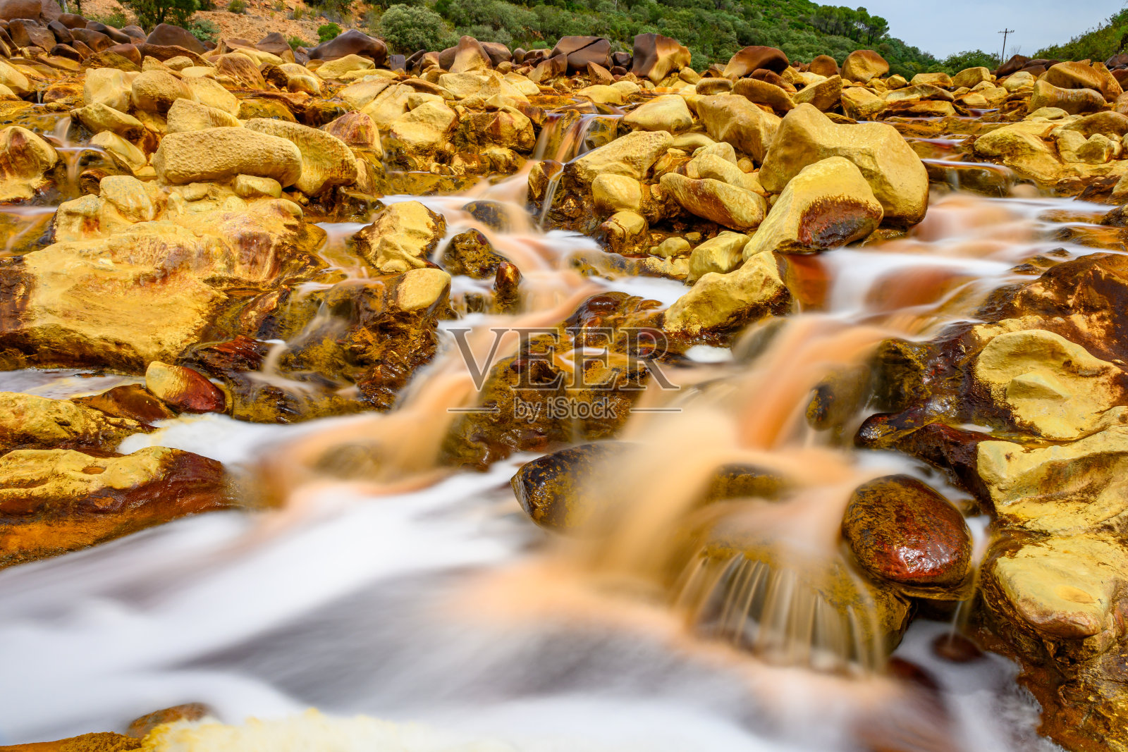 力拓在含铁岩石上的宁静流动照片摄影图片