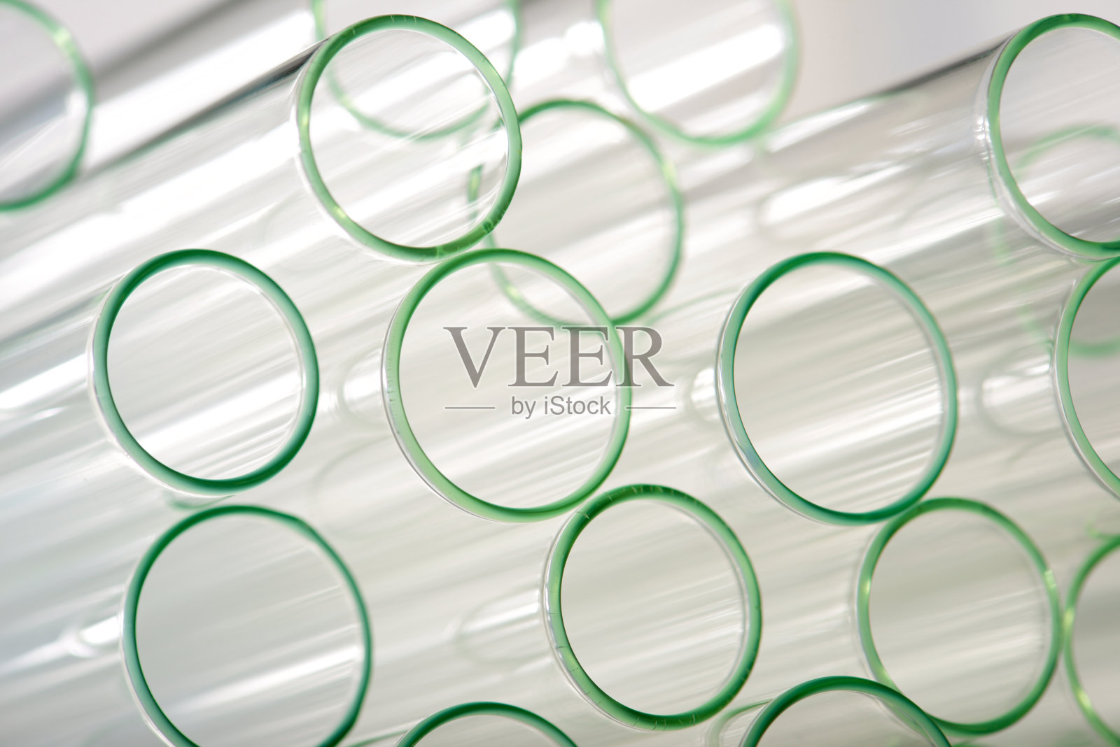 堆放在实验室工作台上的玻璃试管照片摄影图片