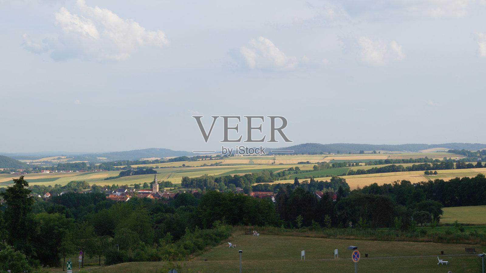 蓝天白云下的乡村风光照片摄影图片