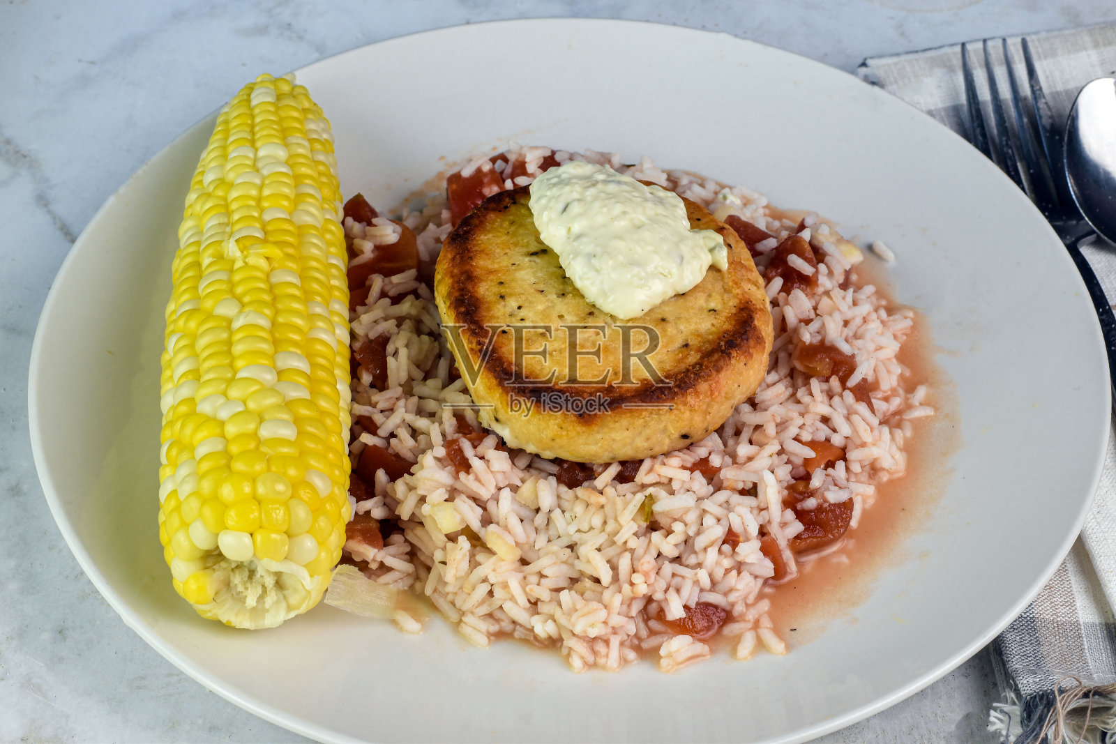 西红柿米饭上的鲑鱼汉堡照片摄影图片