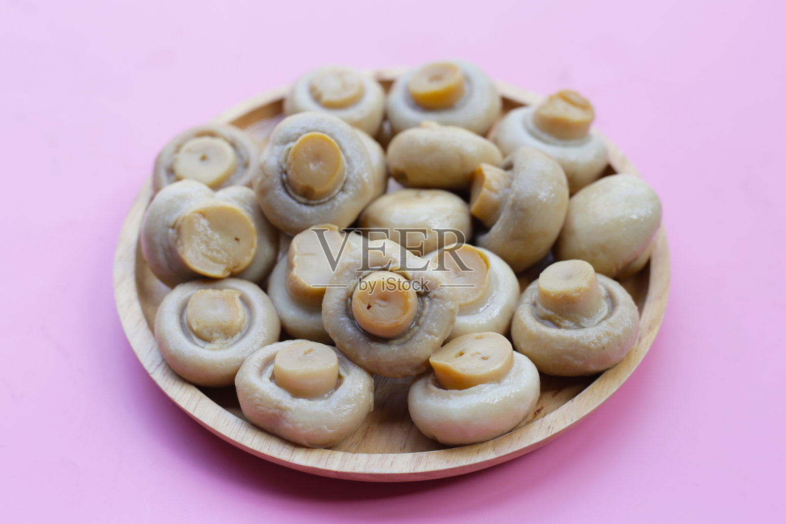 咸水香菇。整瓶香菇罐头照片摄影图片