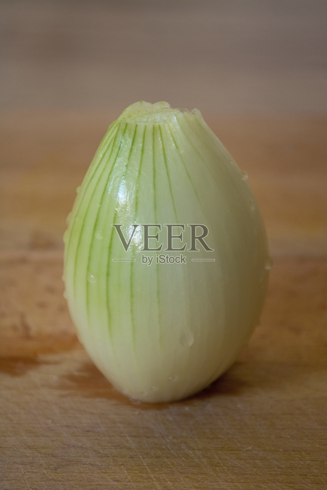 一个去皮的洋葱头照片摄影图片