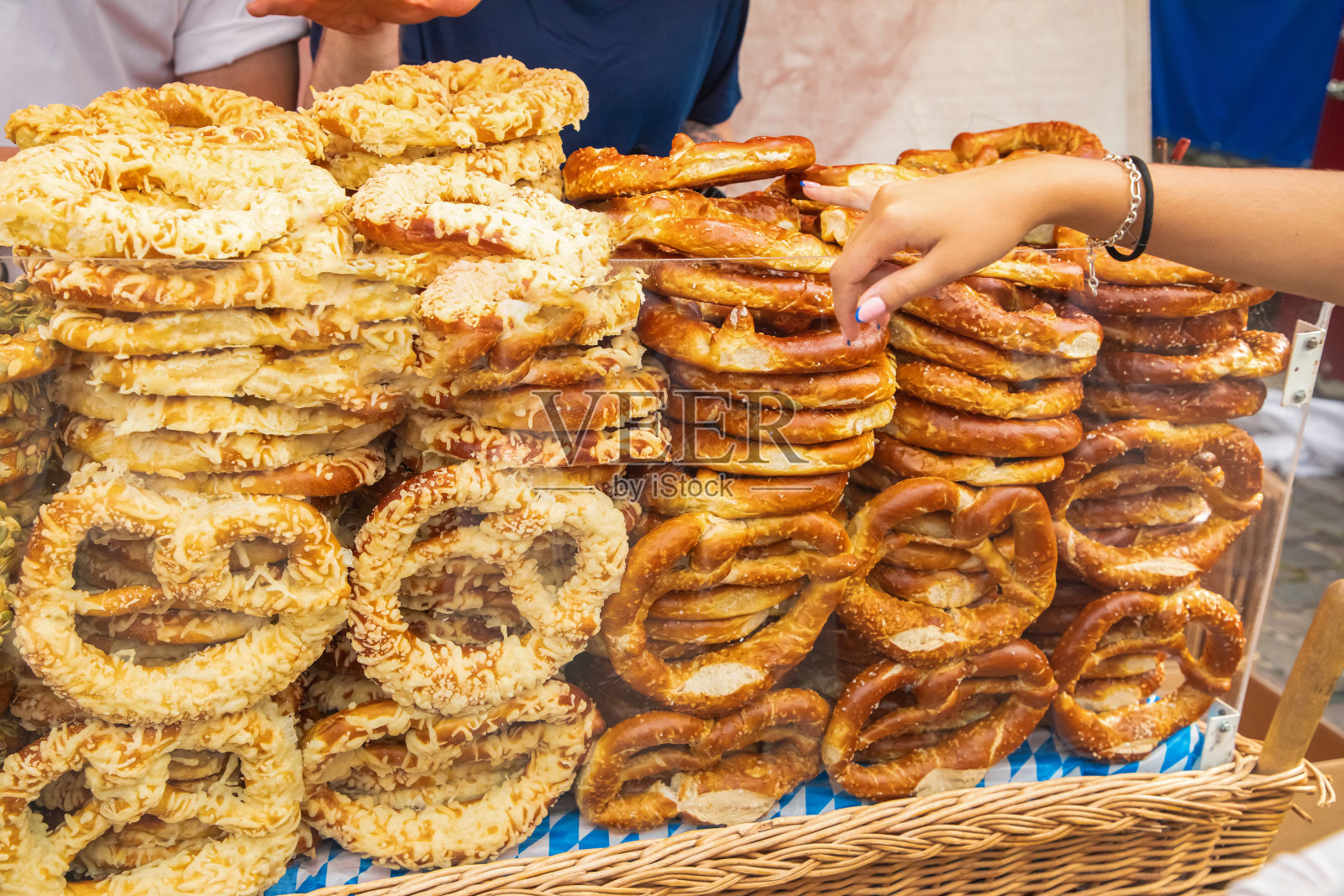 德国椒盐脆饼，在德国南部被称为Brezel照片摄影图片